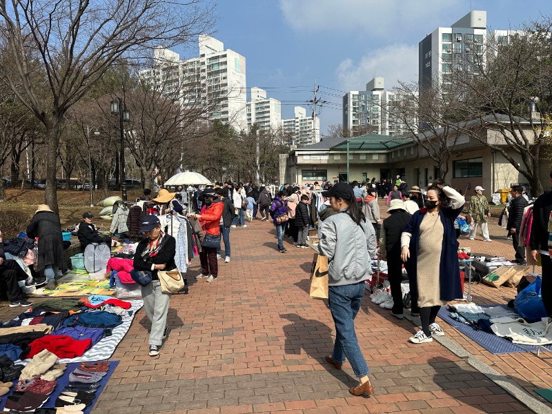 6-2. 수지구가 지난 23일 수지근린공원에서 나눔장터 행사를 열었다..jpg