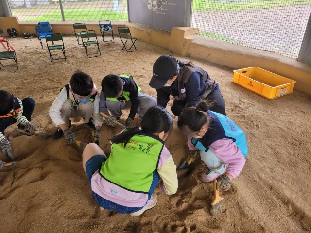 붙임 1. 발굴체험교실 선사인의 발명품 저학년 프로그램 운영 사진.jpg