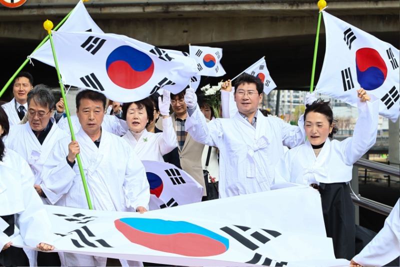 3-2. 이상일 용인특례시장이 30일 3.30기흥독립만세운동 기념식에서 참가자들과 만세운동을 재연하고 있다.jpg