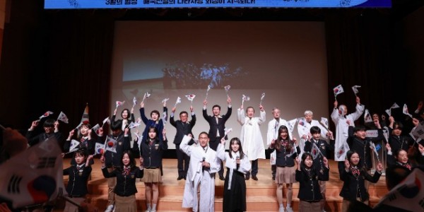 1-1. 1일 용인특례시청에서 열린 제105주년 3.1절 기념식 이상일 시장과 보훈단체 관계자들이 만세삼창을 하고 있다..JPG