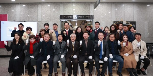 1-4. 용인특례시는 지난 2일 수지구 죽전동 용인포은아트홀 지하 1층 로비에서 ‘제42회 대한민국연극제 용인사무국’ 개소식을 열었다. 사진은 내빈들 기념촬영 모습..JPG