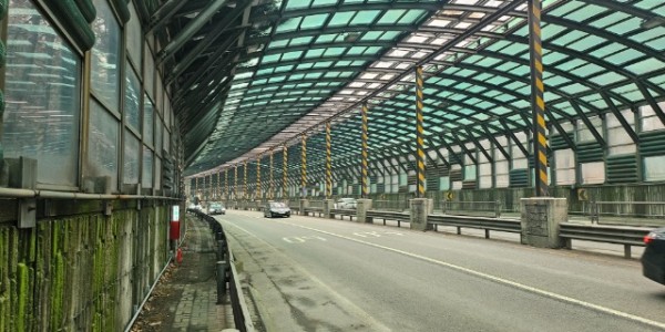 7. 수지구는 내달까지 방음터널 5곳의 방음판을 화재안정성이 높은 소재로 교체하는 공사를 완료할 예정이다. 사진은 포은대로 방음터널..jpg