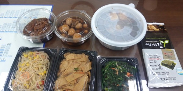 역북동 지역사회보장협의체가 지난 28일 홀로 어르신과 장애인을 위한 반찬 지원 행사를 진행했다..jpg