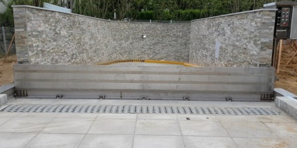 1. 용인특례시가 신축 공동주택 지하주차장에 자동식 물막이판을 설치토록 하는 등 강화된 시설기준을 마련해 시행한다. 사진은 자동식 물막이판 작동 사례..jpg