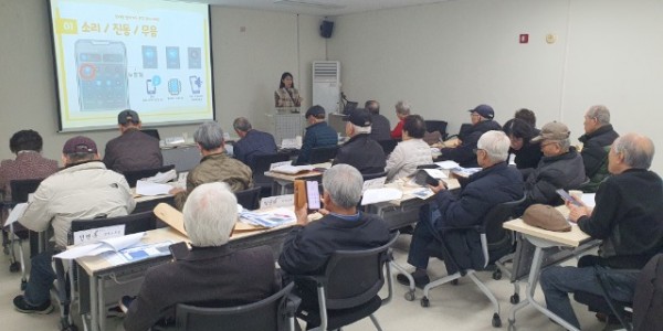 보라동이 지난달 28일 행정복지센터 회의실에서 경로당 회장들을 대상으로 스마트 시니어 양성 교육을 진행했다..jpg