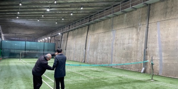 8. 기흥구 관계자가 공공체육시설 안전 점검에 나서고 있다..jpg