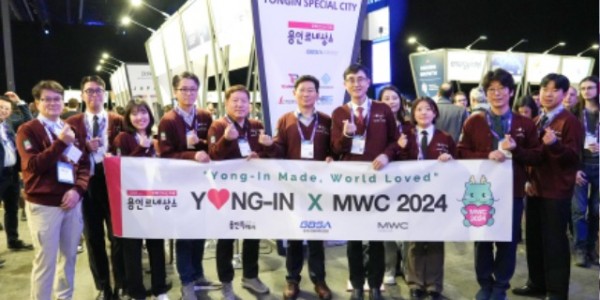 10-1. 이상일 용인특례시장이 지난달 27일 스페인 바르셀로나에서 열린 MWC 2024를 방문해 박람회에 참가한 용인 기업 관계자들과 기념촬영을 하고 있다..jpg