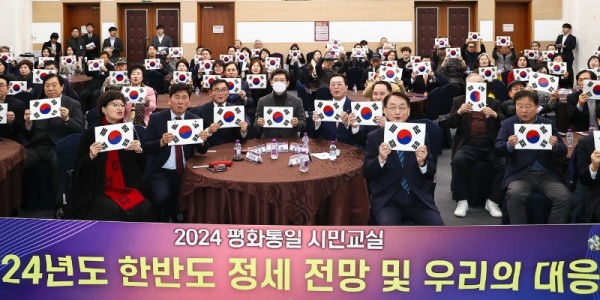 6-2. 이상일 용인특례시장이 6일 민주평통 평화교실에서 참가자들과 기념촬영을 하고 있다.jpg