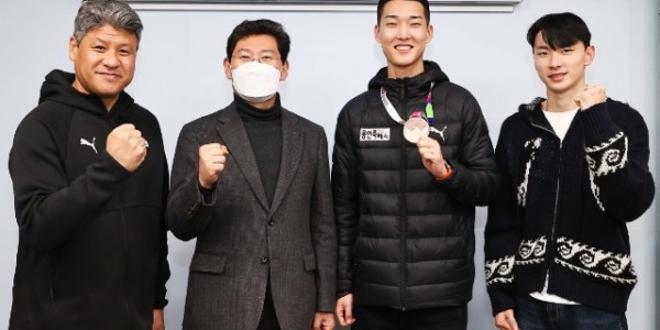 13-2. 지난 6일 이상일 용인특례시장이 시장실을 방문한 우상혁 선수를 격려했다. 이상일 시장은 가벼운 감기 기운으로 마스크를 쓰고 사진을 촬영했다. (사진은 왼쪽부터 김도균 코치, 이상일 시장, 우상혁 선수, 최진우 선수).jpg