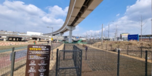 5-1. 처인구 경안천 산책로 일대에 조성한 반려동물 놀이터 전경.jpg