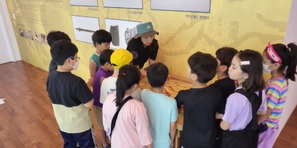 7-2. 용인처인성역사교육관에서 진행한 _처인성고고학자_ 프로그램 참가자들의 모습.jpg