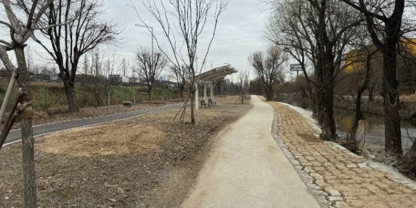 8. 기흥구가 탄천 변인 보정동 1128-3번지 일원에 테마가 있는 보행환경을 조성한다. 사진은 정비가 끝난 구간..jpeg