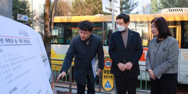 10-2. 이상일 용인특례시장(사진 가운데)이 배경희 청덕초등학교 교장(사진 오른쪽)과 학생들의 안전한 통학환경 조성을 위해 마련된 승하차구역을 방문해 현황을 듣고 있다..JPG