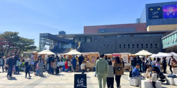 1-2. 지난해 4월 용인특례시가 진행한 _두레마켓_ 현장 모습.jpg