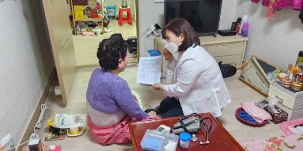 3-1. 의료취약계층을 방문해 건강관리를 하고 있는 용인특례시의 방문간호사의 모습.jpeg