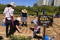 1. 지난해 도시농부학교 텃밭교육에 참가한 시민들 모습.jpg