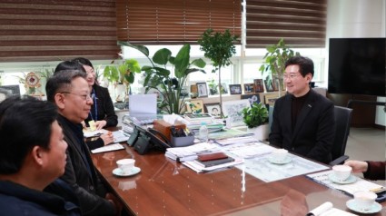 7-2. 이상일 용인특례시장이 1000만원의 성금을 기탁한 (주)용인실업 김종오 대표와 대화를 나누고 있다..jpg