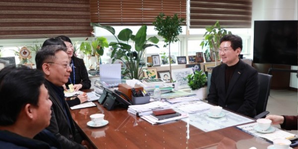 7-2. 이상일 용인특례시장이 1000만원의 성금을 기탁한 (주)용인실업 김종오 대표와 대화를 나누고 있다..jpg