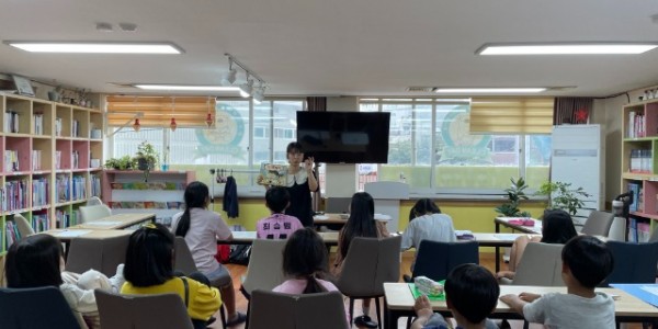 8. 용인특례시가 작은도서관에 대한 지원과 협력을 확대한다. 사진은 기흥구 꿈꾸는북라이크작은도서관 운영 모습..jpg