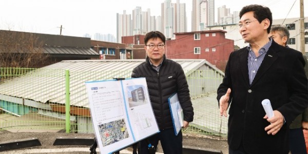 1-1. 이상일 용인특례시장이 12일 신갈오거리 도시재생사업 현장에서 공유플랫폼 부지를 방문해 진행 사항을 점검했다..jpg