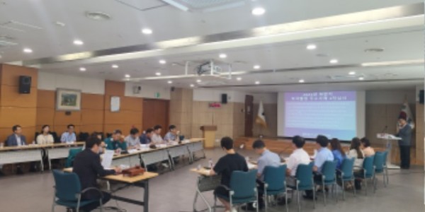 3. 지난해 8월 적극 행정위원회에서 2023년 하반기 적극 행정 우수사례를 심사하고 있다.jpg