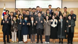 6-2. 이상일 용인특례시장이 13일 농업농촌 및 식품산업 정책심의회에서 신규 위원들과 기념촬영을 하고 있다.jpg