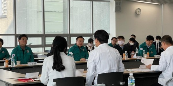 9-1. 이상일 용인특례시장(왼쪽)이 13일 조규홍 보건복지부장관(왼쪽에서 세번째)과 전공의 집단행동과 관련해 기흥구 강남병원을 방문해 현장 상황을 점검했다..jpg