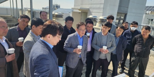 1. 황준기 제2부시장(가운데 파란셔츠)이 지난 13일 평택시 고덕신도시 한 아파트 옥상에서 LH 관계자에게 개발현황을 듣고 있다.jpg