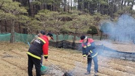 4. 용인특례시가 오는 18일부터 소각산불방지 특별대책기간을 운영한다. 산불예방진화대원들이 영농부산물 소각 사례를 발견하고 진화하고 있다..jpeg