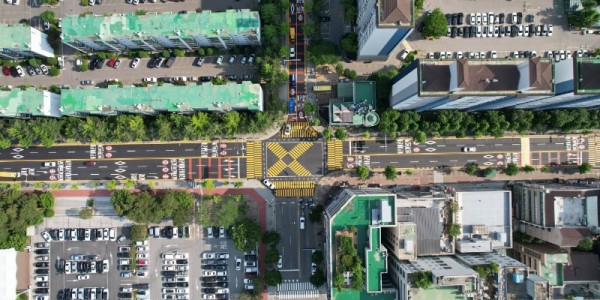 6. 기흥구가 어린이보호구역의 안전시설 대한 정비를 진행한다. 구갈초에 노란색횡단보도가 표시돼 있는 모습..JPG