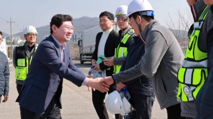 1-1. 이상일 용인특례시장이 지난 15일 보개원삼로 확장공사 현장을 방문했다.JPG