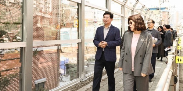 2-2. 이상일 용인특례시장이15일 처인구 용인초등학교를 방문해 시의 지원으로 설치가 완료된 통학 차량 승하차 베이와 교체가 이뤄진 방음벽 상태를 점검하고 있다..jpg