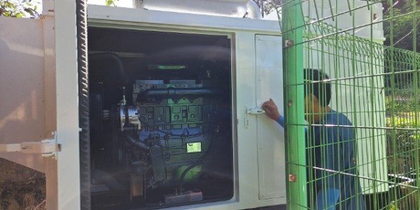 6. 지난해 시의 지원을 받아 비상발전기를 설치한 한 축산 농가의 설비를 시 관계자가 확인하고 있는 모습.jpg