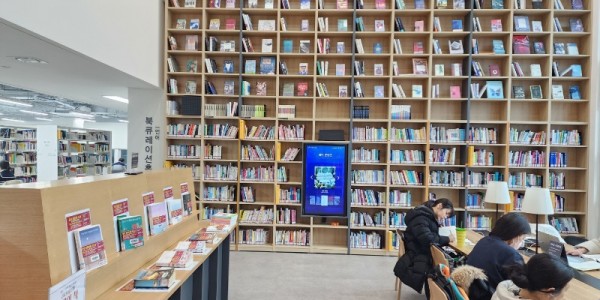 1-1. 용인특례시 수지도서관 자료실..jpg