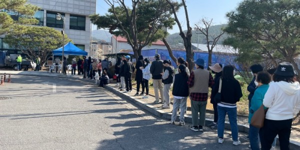 7. 용인특례시 3개 구청이 29일 나무 나누어주기 행사를 진행한다. 사진은 지난해 행사 모습..jpg