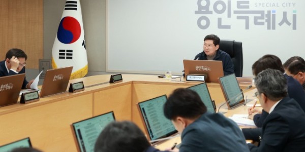 11. 이상일 용인특례시장이 지난 18일 간부회의를 주재하고 있다.JPG