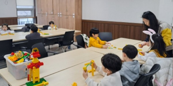 1-1. 용인특례시 기흥구 동백2동 주민자치센터의 창의과학 강좌에 어린이들이 참여하고 있다.jpg