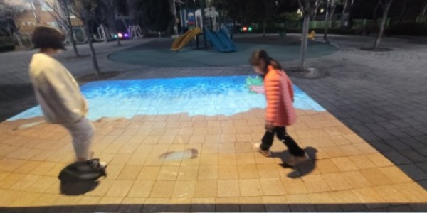 2-2. 관곡어린이공원에 설치된 _인터렉티브 영상조명_의 모습.jpg