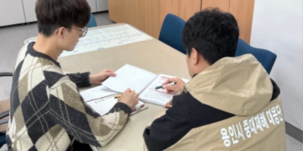 3. 용인특례시가 중대시민재해 예방을 위한 표준 매뉴얼을 개정해 관계부서에 배포했다. 사진은 담당자에게 교육을 하는 모습..jpg