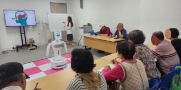 4. 인공지능 로봇을 활용해 치매예방 프로그램을 운영 중인 처인구보건소.jpg