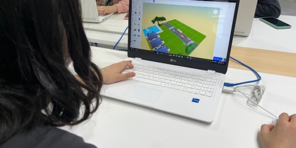 5. 용인특례시 청덕, 영덕, 수지도서관이 이야기가 있는 코딩 사업프로그램을 진행한다 수지도서관에서 코딩교육을 하고 있는 모습.jpg