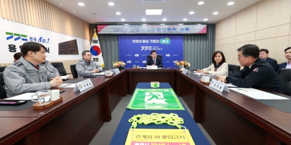 6-1. 이상일 용인특례시장(가운데) 등 지역 기관장들이 지난 2월 용인소방서에서 열린 안전문화살롱 회의에서 화재 피난안내시설 지원을 논의하고 있다.jpg