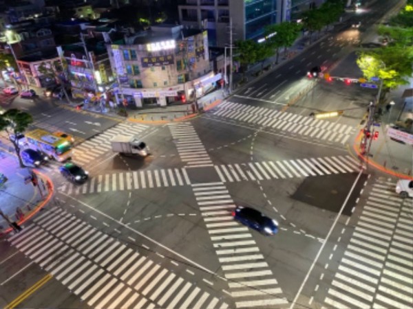 10. 수지구가 학교 주변 통학로 개선에 나선다. 수지구청역 사거리에 LED 바닥신호등이 설치된 모습..jpg