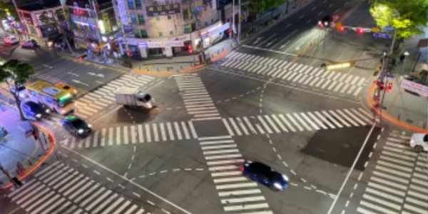 10. 수지구가 학교 주변 통학로 개선에 나선다. 수지구청역 사거리에 LED 바닥신호등이 설치된 모습..jpg