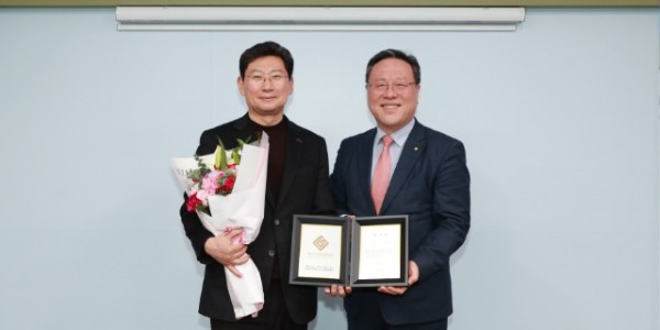 17. 이상일 용인특례시장(왼쪽)이 22일 시장실에서 시석중 경기신용보증재단 이사장으로부터 감사패를 전달받았다..jpg