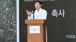 1-1. 이상일 용인특례시장이 23일 구 원삼어린이집 야외무대에서 열린 용인 3·21 만세운동 기념 행사에서 축사를 하고 있다..jpg