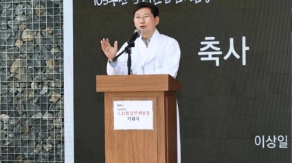 1-1. 이상일 용인특례시장이 23일 구 원삼어린이집 야외무대에서 열린 용인 3·21 만세운동 기념 행사에서 축사를 하고 있다..jpg