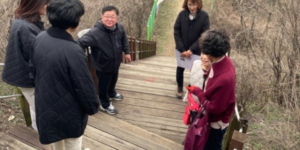 7. 황규섭 기흥구청장(왼쪽에서 세번째)이 지난 22일 신갈공원 공사 현장을 방문해 점검했다..jpg