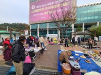 6-1. 처인구가 지난 23일 용인시청 청소년 수련관 앞에서 나눔장터를 열었다..jpg