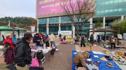 6-1. 처인구가 지난 23일 용인시청 청소년 수련관 앞에서 나눔장터를 열었다..jpg